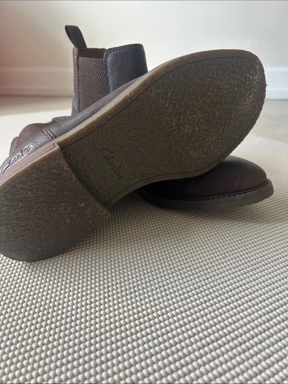 Clarks Men's Dark Brown Leather Chukka Chelsea Boots-10 wide